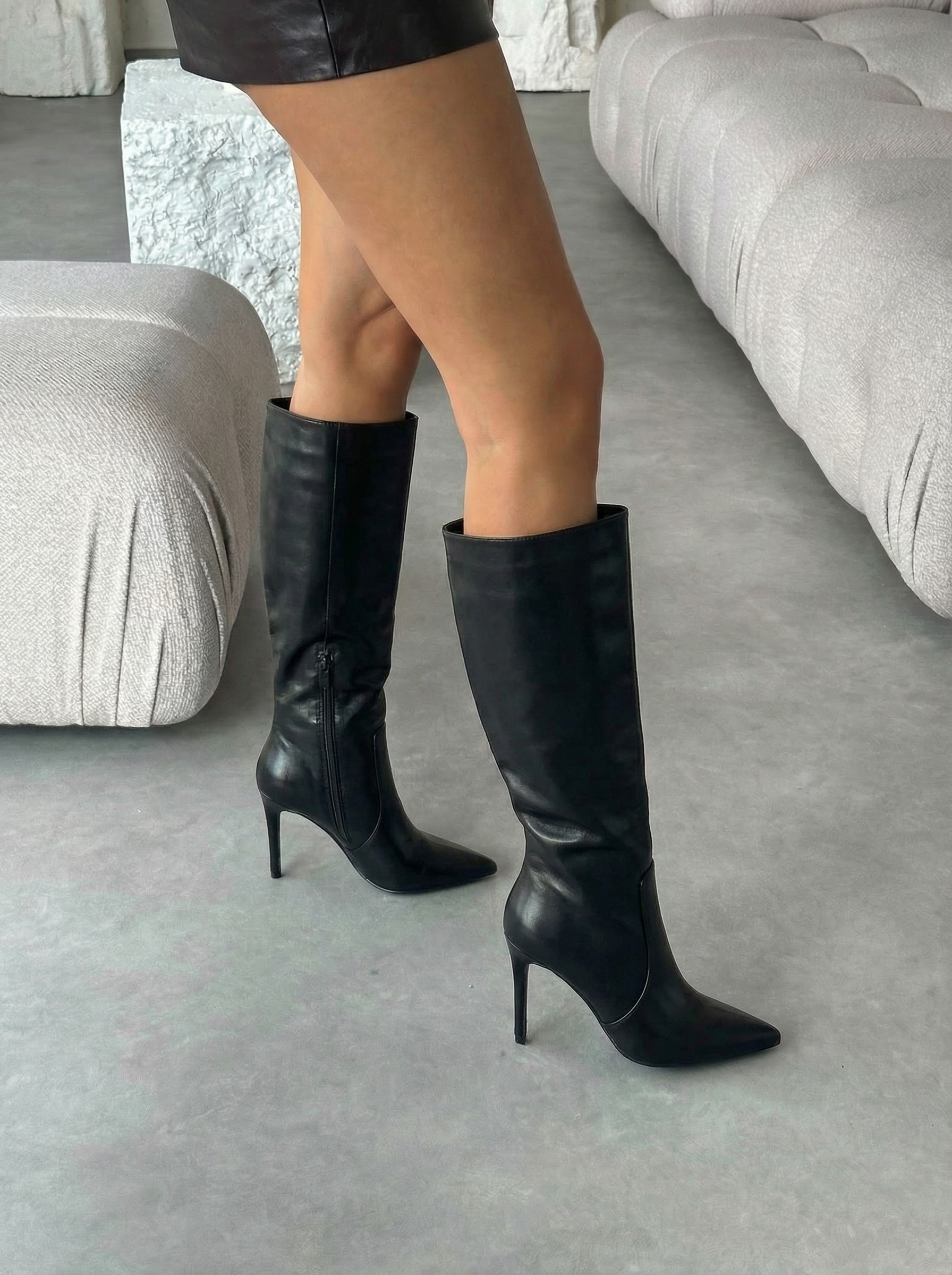 image_Pippit_202512071447 Μαύρες Μυτερές Μπότες Stiletto Mατ - Image 1