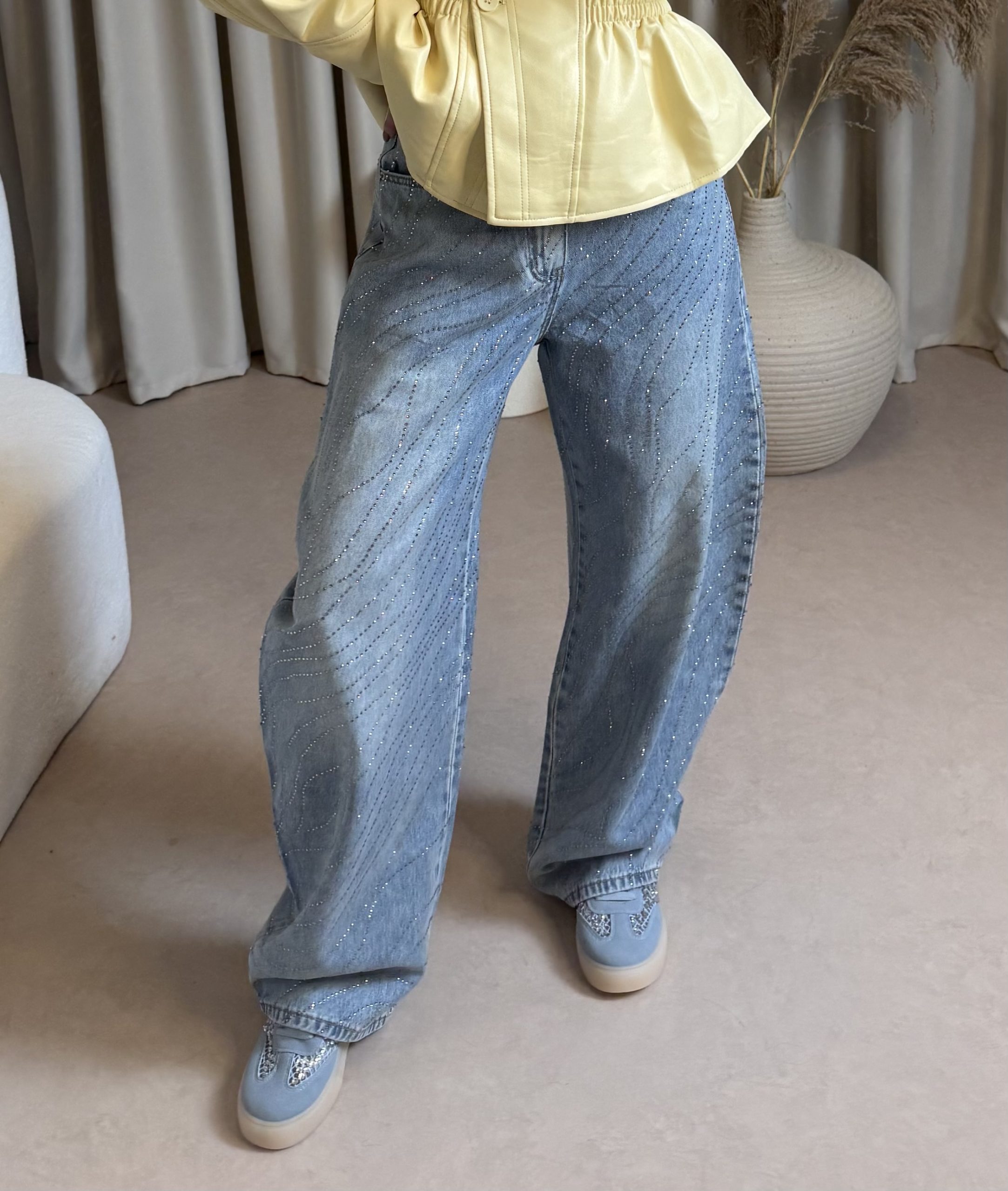 IMG_3596 Barrel Jeans με Strass – Ψηλόμεσο Γυναικείο Τζιν σε Ανοιχτό Μπλε - Image 1