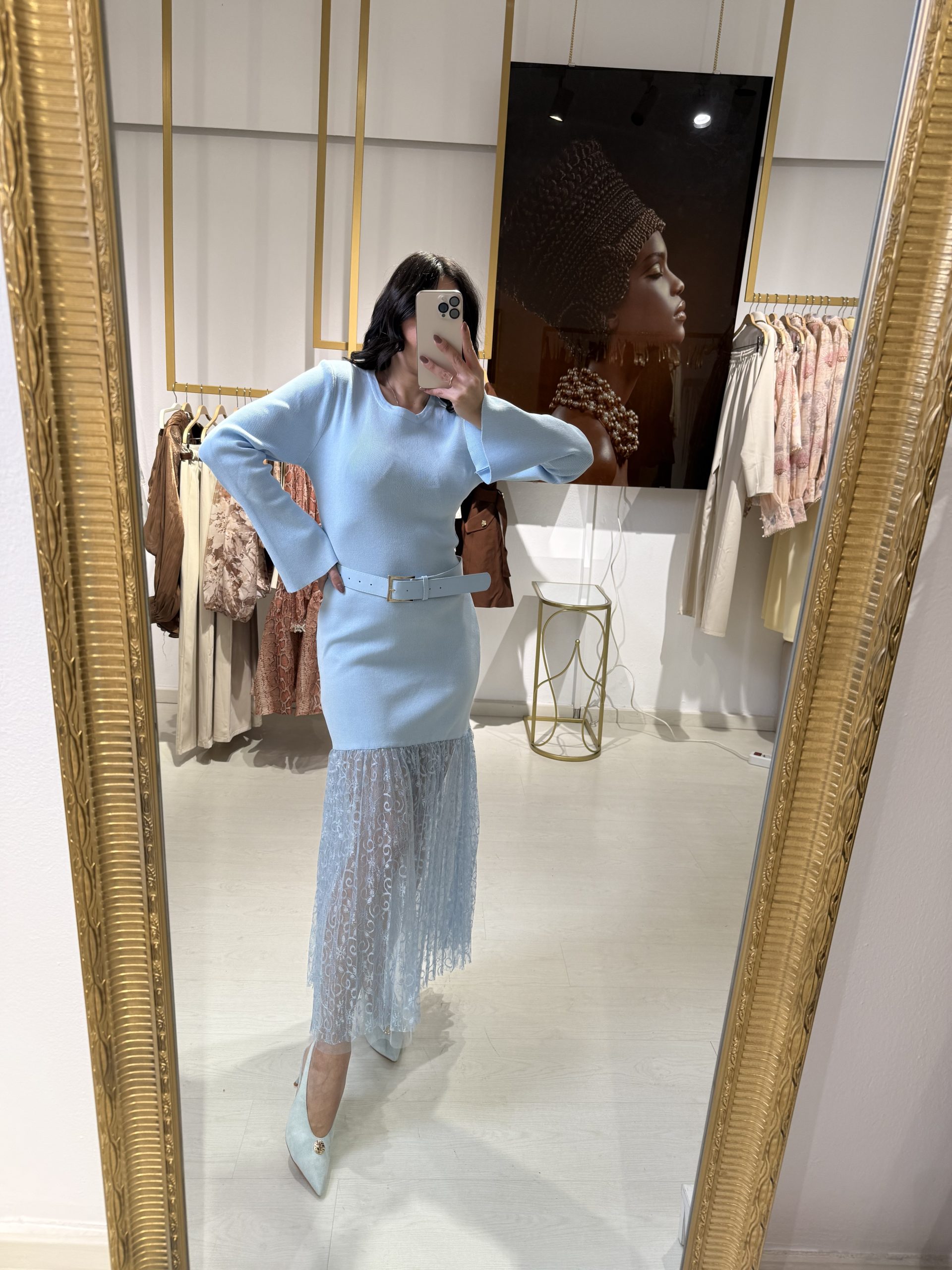 IMG_3654 Midi Γαλάζιο Φόρεμα Πλεκτό με Δαντελένιο Τελείωμα & Ζώνη - Image 1